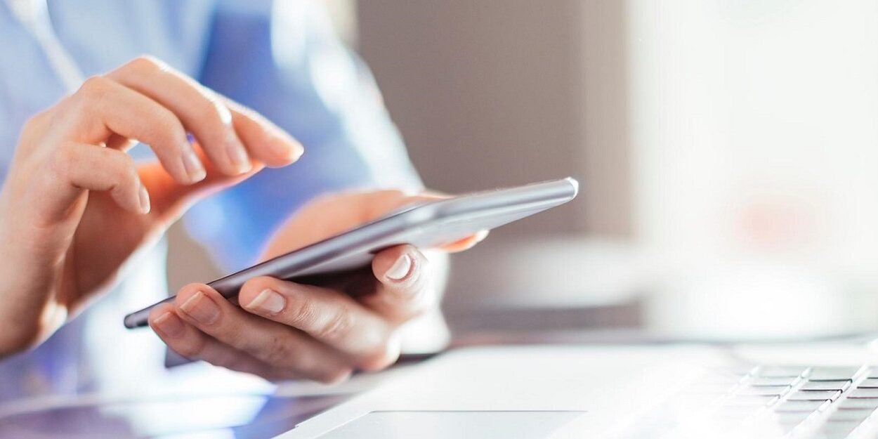 brita_career_hand_with_smartphone_and_notebook_2560x800